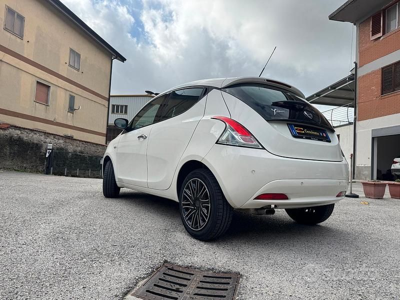 Usata Lancia Ypsilon Gold 70 CV (51 kW) 2018 Bianco Utilitaria