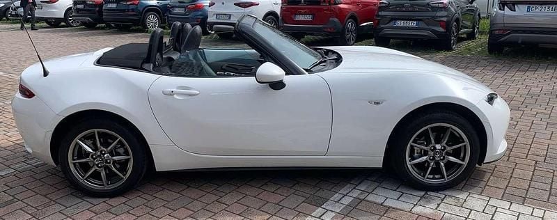 Usata Mazda MX5 Exclusive-Line 132 CV (97 kW) 2023 Artic white Cabrio