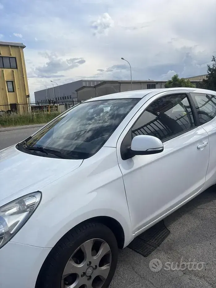 Usata Hyundai i20 75 CV (55 kW) 2011 Bianco Utilitaria