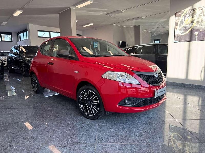 Usata Lancia Ypsilon 69 CV (50 kW) 2018 Rosso tiziano Utilitaria