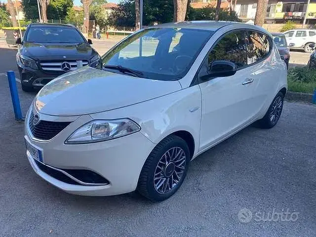 Usata Lancia Ypsilon Gold 69 CV (50 kW) 2016 Avorio chic Utilitaria