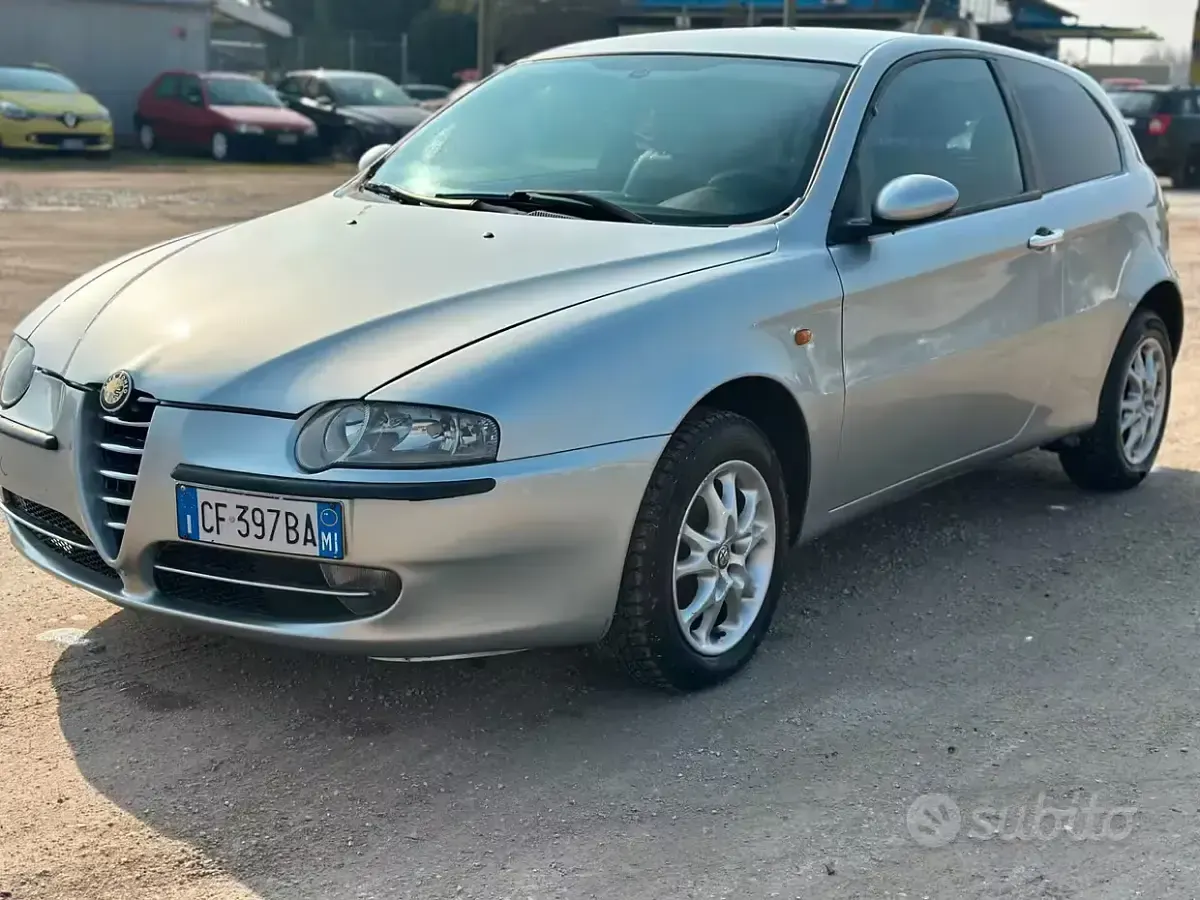 Usata Alfa Romeo 147 Distinctive 116 CV (85 kW) 2005 Grigio Utilitaria