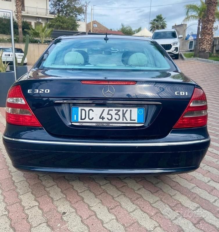 Usata Mercedes E320 Avantgarde 224 CV (164 kW) 2006 Blu Berlina