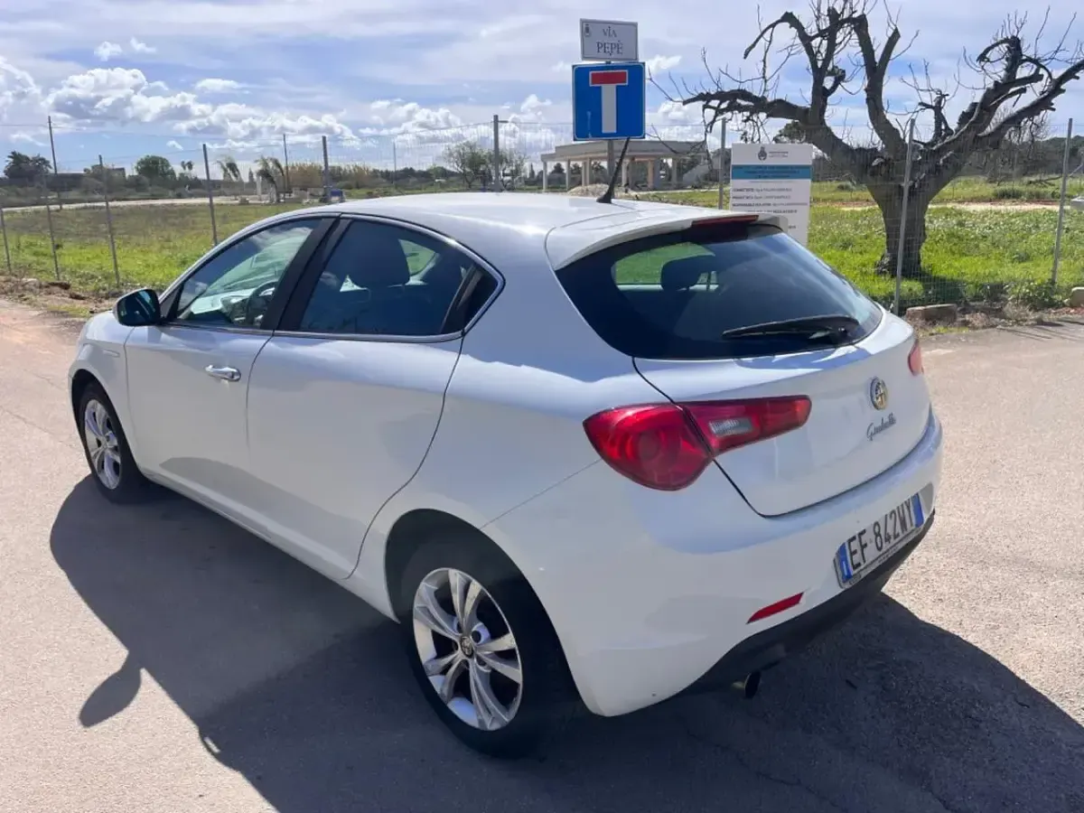 Usata Alfa Romeo Giulietta Progression 105 CV (77 kW) 2012 Bianco Utilitaria