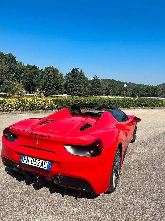 Usata Ferrari 488 670 CV (492 kW) 2018 Rosso Cabrio
