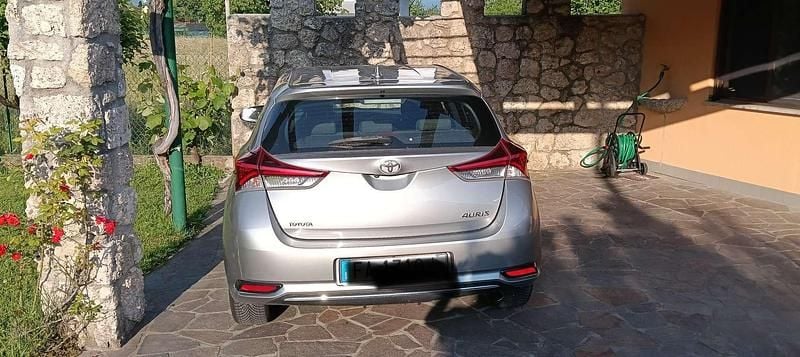 Usata Toyota Auris Active 116 CV (85 kW) 2015 Grigio Berlina