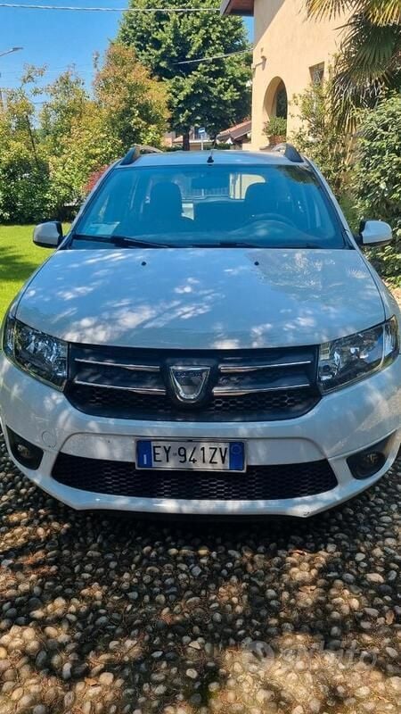 Bianco Usata 2015 Dacia Logan Lauréate Tre volumi | 8700 € (Cara) - Immagine 1/3
