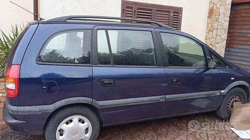 Usata Opel Zafira 2002 Blu Monovolume