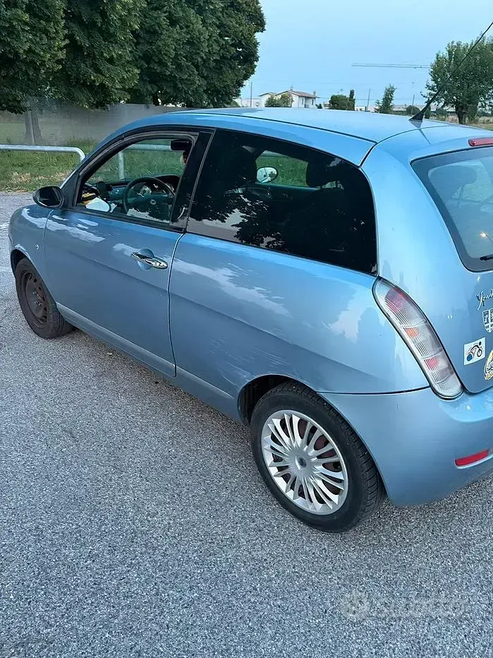Usata Lancia Ypsilon 75 CV (55 kW) 2006 Bluazzurro Utilitaria