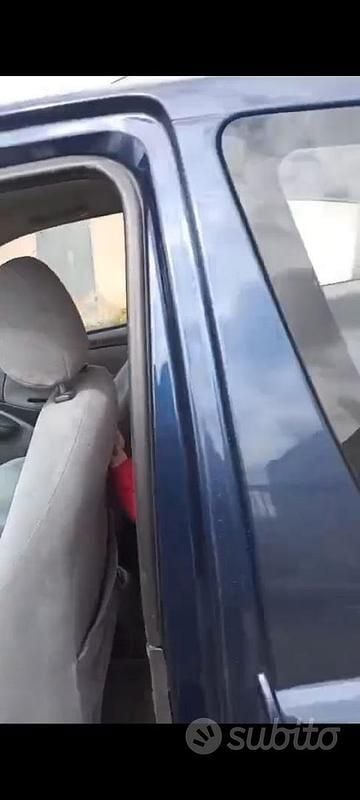 Usata Toyota Yaris 2000 Blu Utilitaria