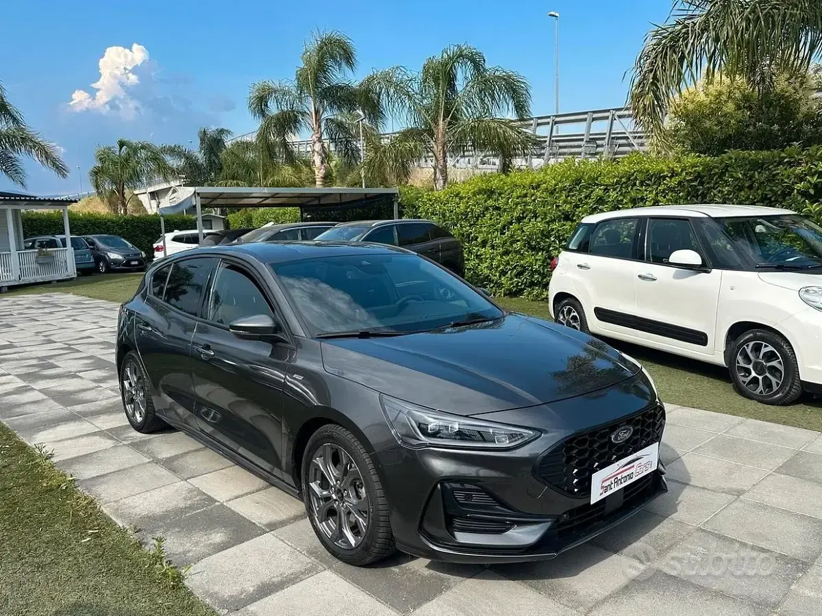 Usata Ford Focus ST-Line 116 CV (85 kW) 2023 Grigio Berlina