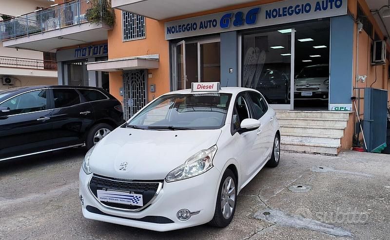 Usata Peugeot 208 68 CV (50 kW) 2013 Bianco Utilitaria