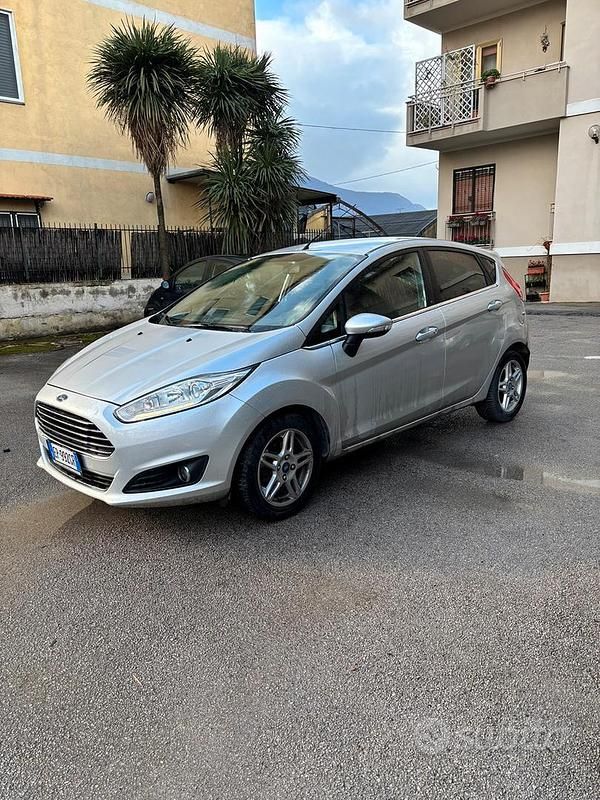 Usata Ford Fiesta Titanium 75 CV (55 kW) 2013 Grigio Utilitaria