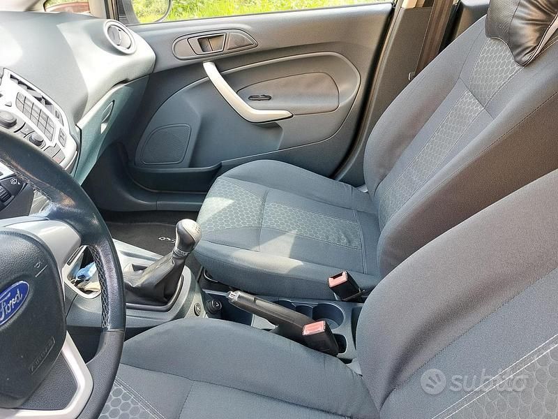 Usata Ford Fiesta Titanium 97 CV (71 kW) 2010 Nero Utilitaria