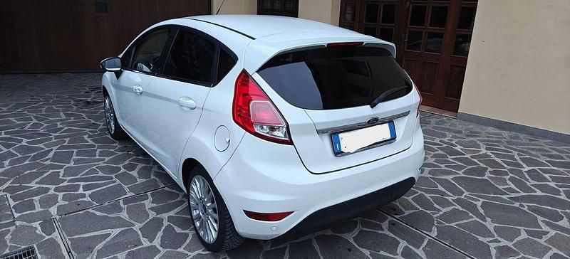 Usata Ford Fiesta Titanium 75 CV (55 kW) 2015 Bianco Berlina