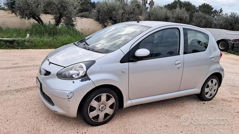 Usata Toyota Aygo 68 CV (50 kW) 2007 Grigio Utilitaria