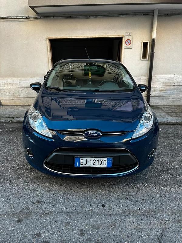 Usata Ford Fiesta Titanium 71 CV (52 kW) 2012 Blu Berlina