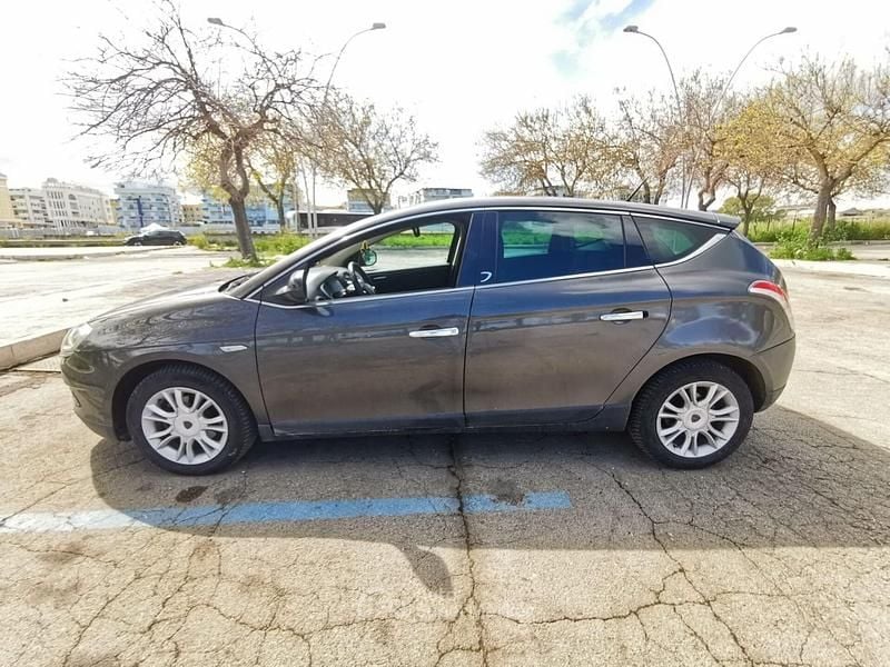 Usata Lancia Delta 120 CV (88 kW) 2010 Grigio Utilitaria