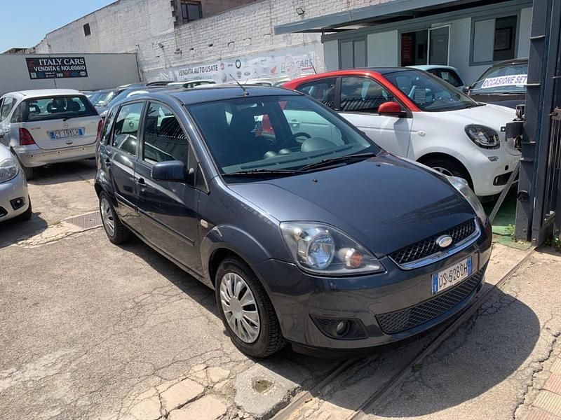 Usata Ford Fiesta Ghia 80 CV (58 kW) 2008 Marrone Utilitaria