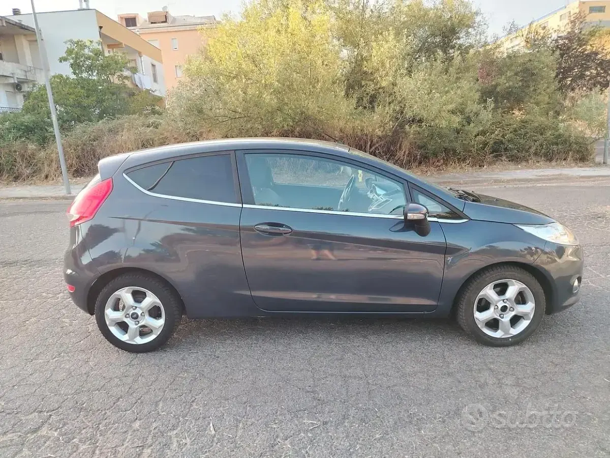 Usata Ford Fiesta Titanium 70 CV (51 kW) 2012 Grigio Berlina