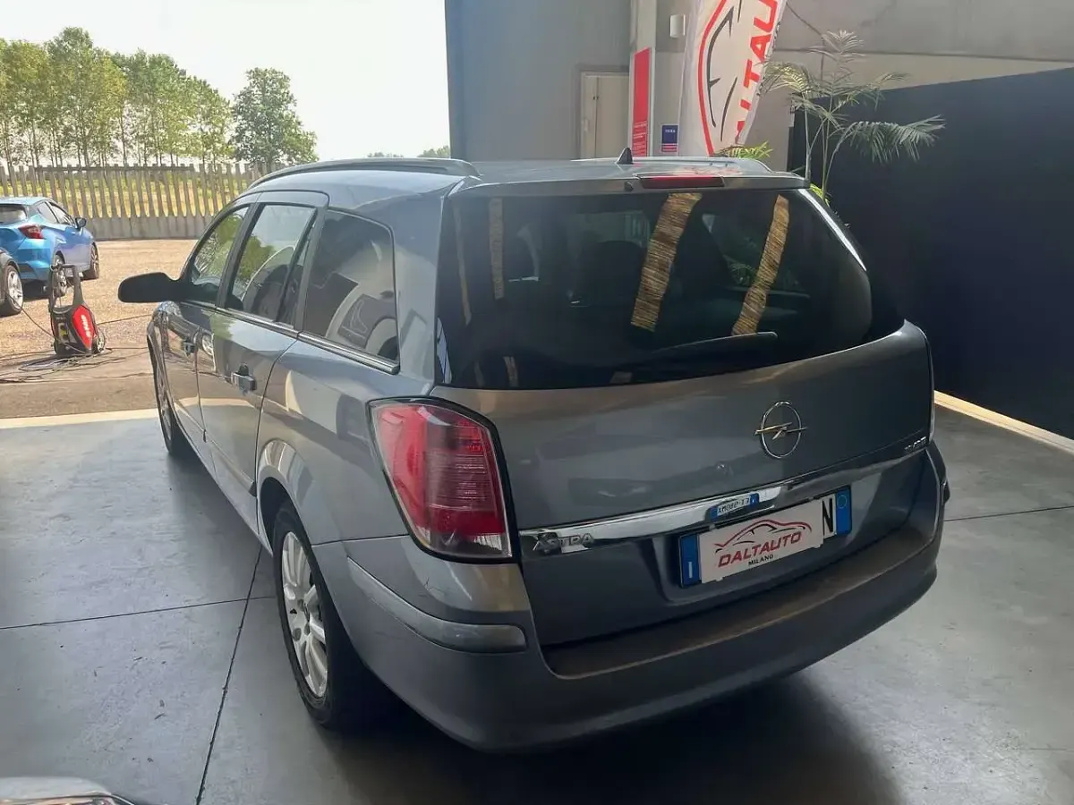 Usata Opel Astra Cosmo 120 CV (88 kW) 2006 Grigio metallizzato Station wagon