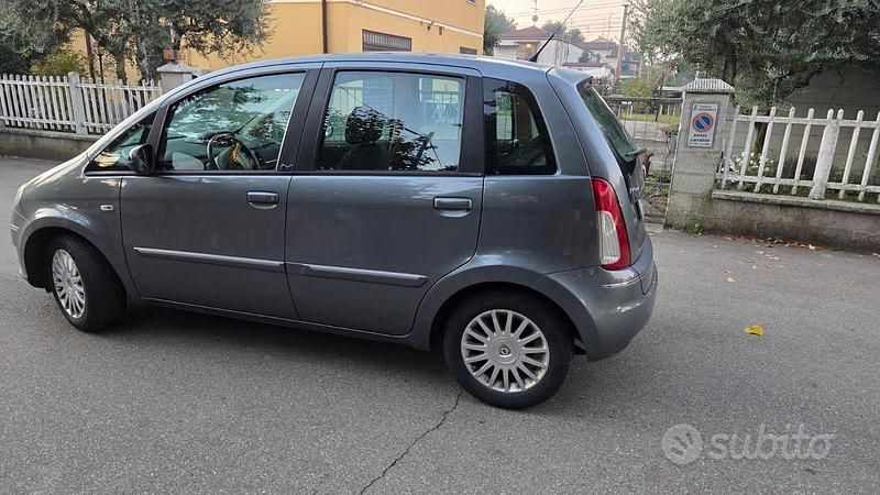 Grigio Usata 2011 Lancia Musa Monovolume | 4000 € (Buon prezzo) - Immagine 1/4