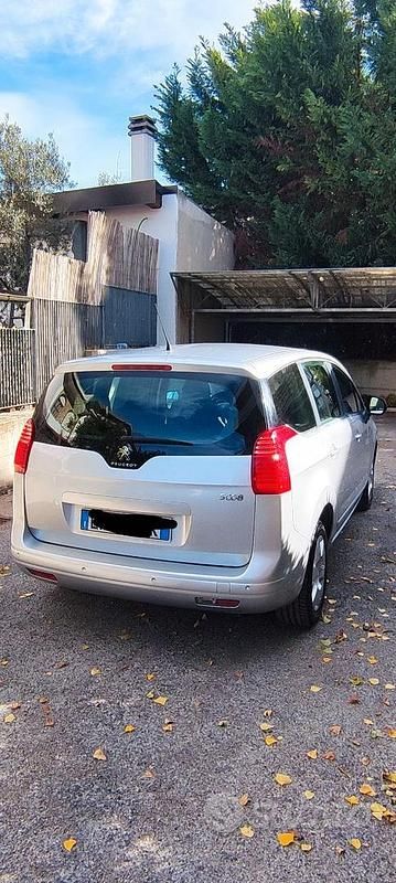 Usado Peugeot 5008 Active 115 HP (84 kW) 2013 Cinzento Sedan