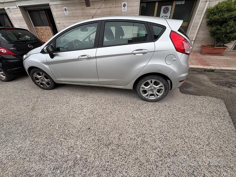 Usata Ford Fiesta 60 CV (44 kW) 2014 Grigio Utilitaria