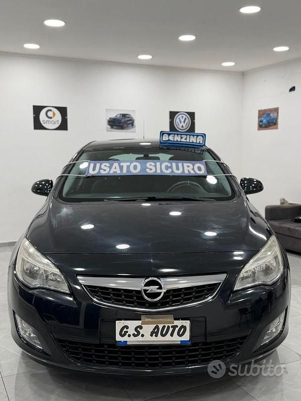 Usata Opel Astra Cosmo 100 CV (73 kW) 2012 Nero Berlina