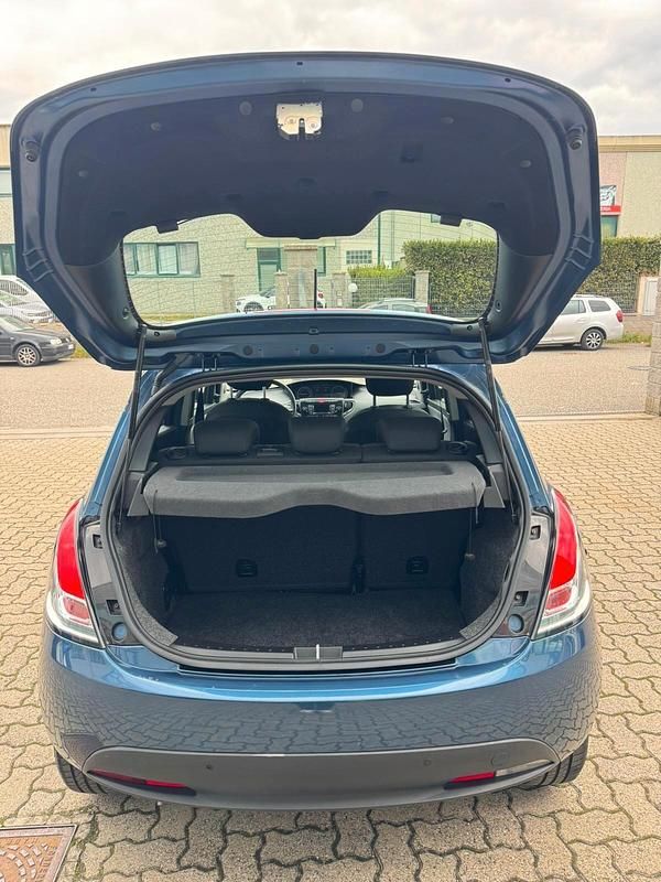 Usata Lancia Ypsilon Gold 69 CV (50 kW) 2022 Blu/azzurro Utilitaria