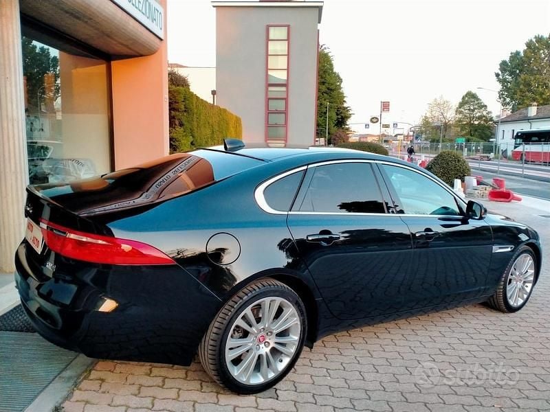 Usata Jaguar XF Portfolio 180 CV (132 kW) 2018 Nero Berlina