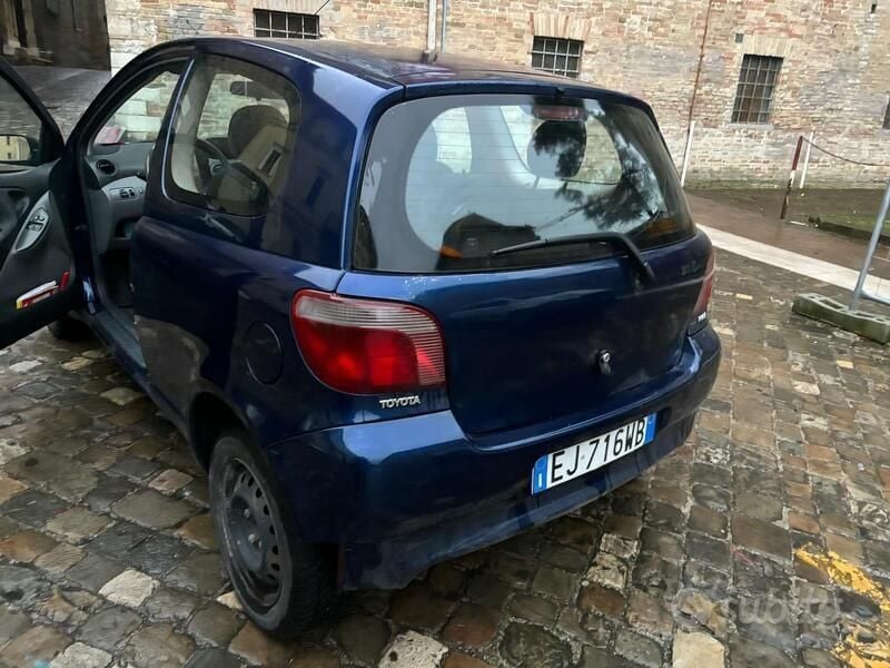 Usata Toyota Yaris 2001 Blu
