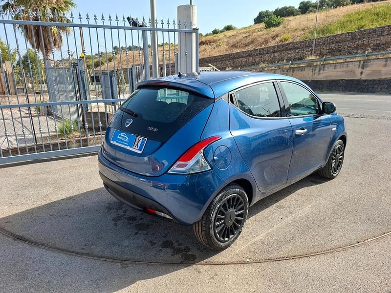 Usata Lancia Ypsilon 69 CV (50 kW) 2022 Blu Utilitaria