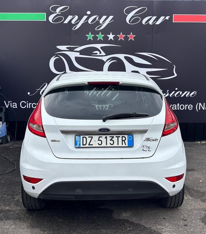 Usata Ford Fiesta Titanium 67 CV (49 kW) 2011 Bianco Utilitaria