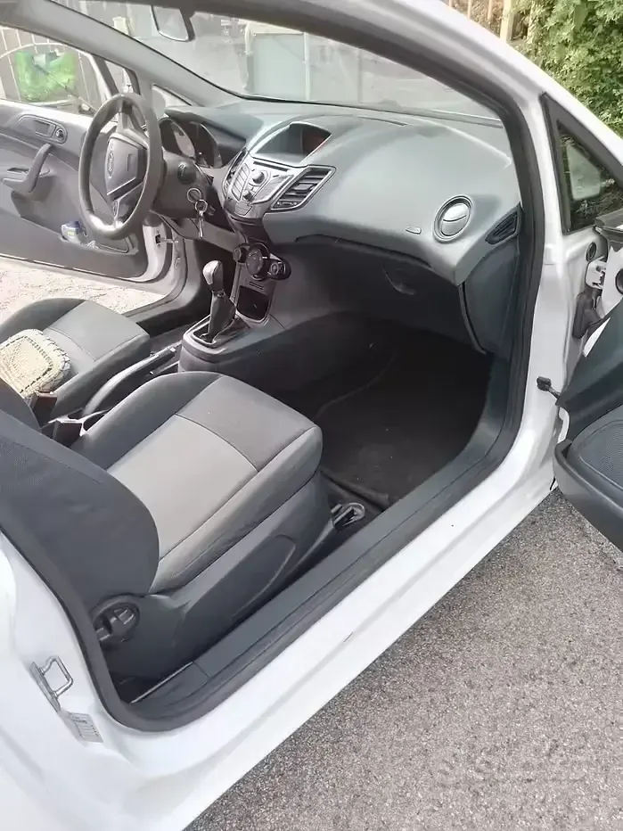 Usata Ford Fiesta 63 CV (46 kW) 2011 Bianco Furgone