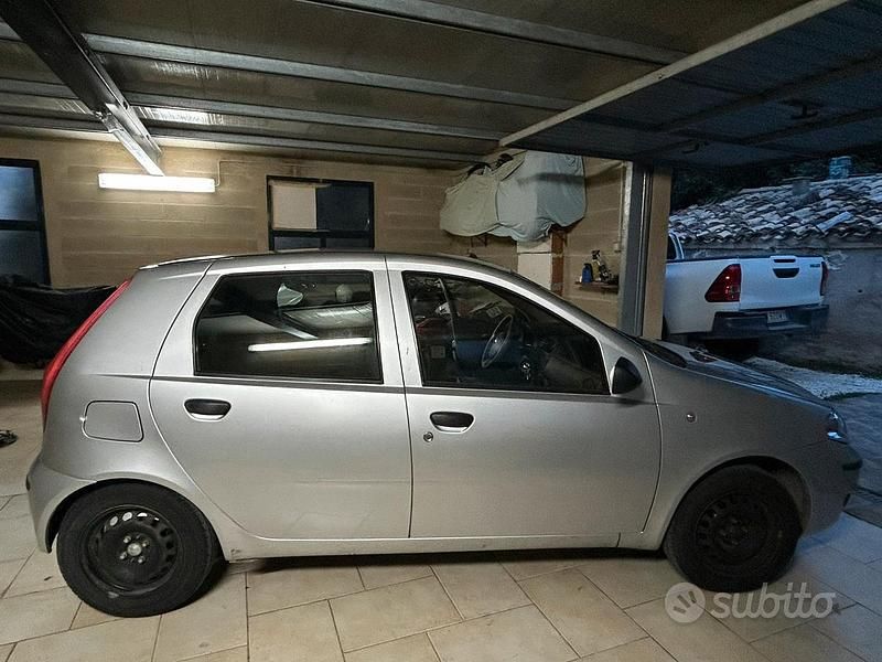Usata Fiat Punto 77 CV (56 kW) 2010 Grigio Utilitaria