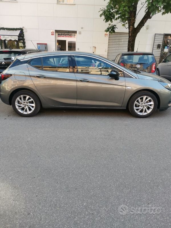 Grigio Usata 2022 Opel Astra Tre volumi | 16.000 € (Ottimo prezzo) - Immagine 1/4