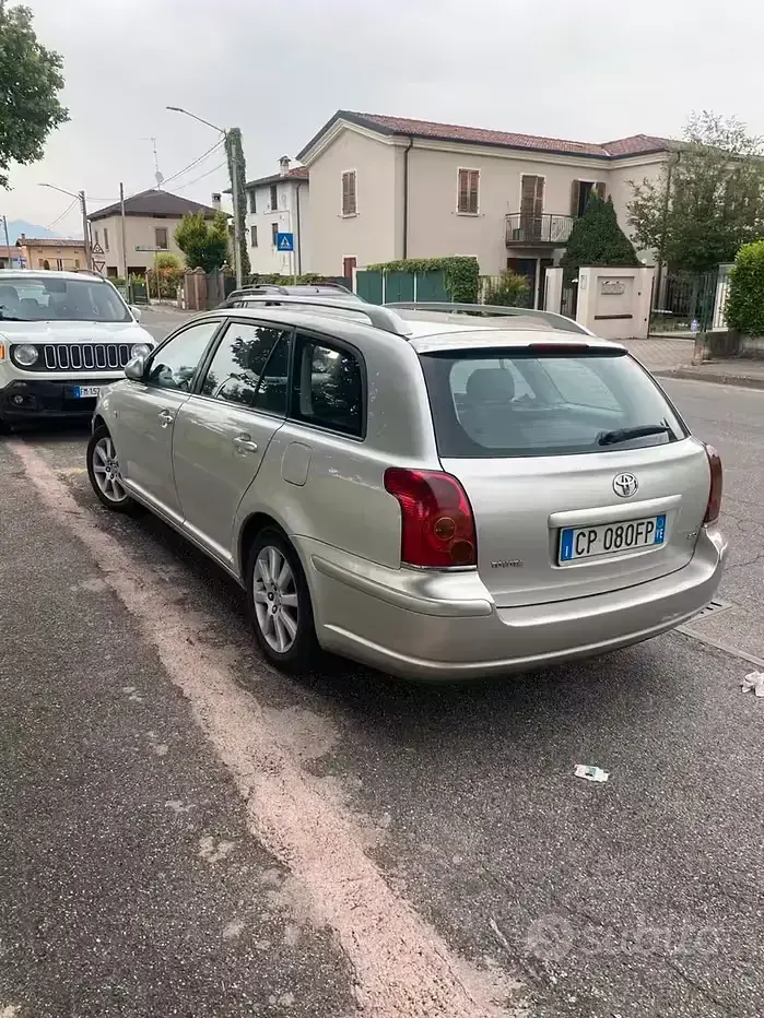 Usata Toyota Avensis 116 CV (85 kW) 2004 Giallo Station wagon