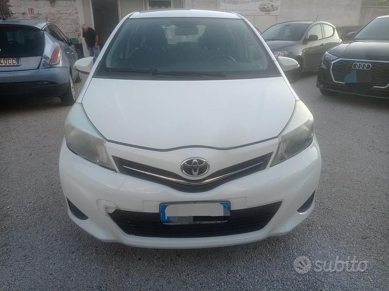 Bianco Usata 2012 Toyota Yaris Lounge Tre volumi | 3700 € (Super prezzo) - Immagine 1/4