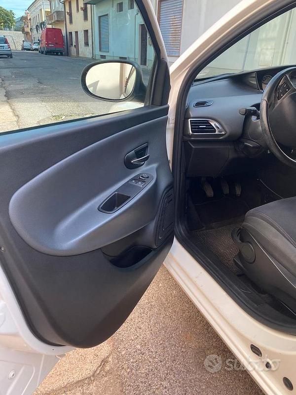 Usata Lancia Ypsilon 95 CV (69 kW) 2012 Bianco Utilitaria