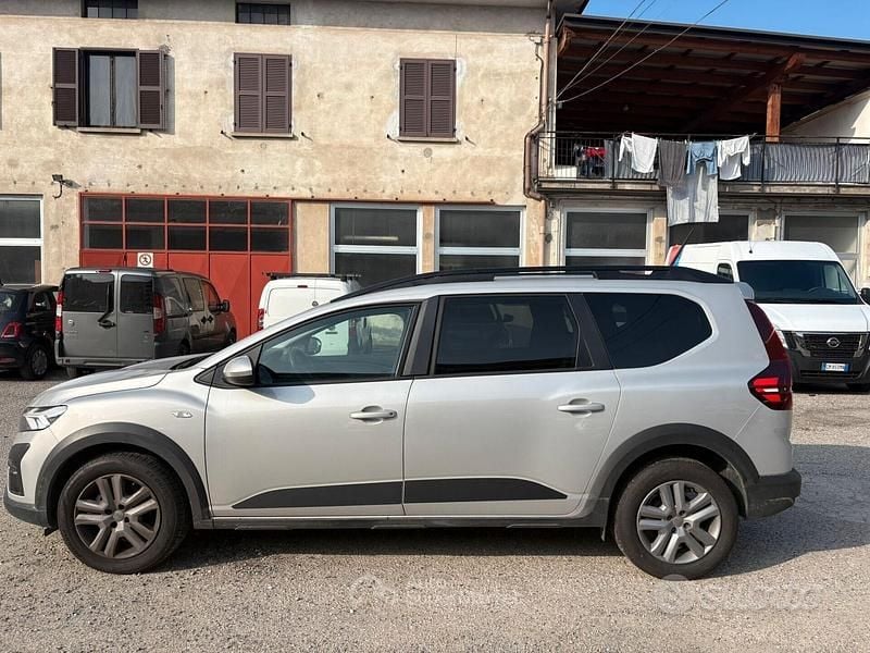 Usata Dacia Jogger Essentiel 101 CV (74 kW) 2023 Grigio Monovolume
