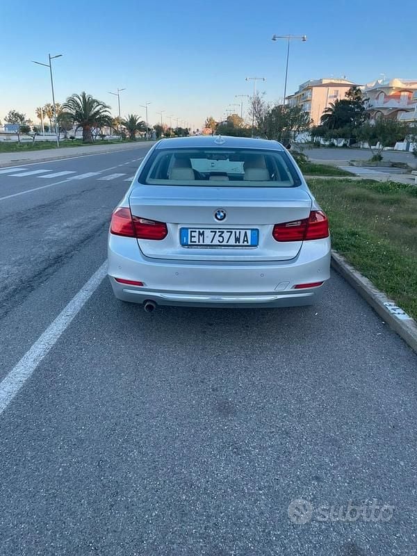 Usata BMW 318 Luxury Line 143 CV (105 kW) 2012 Grigio Berlina