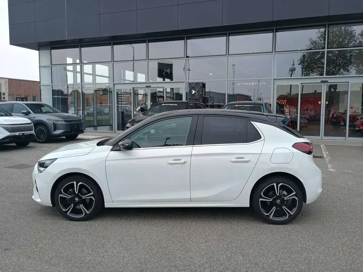 Usata Opel Corsa 101 CV (74 kW) 2023 Bianco pastellotetto nero Utilitaria