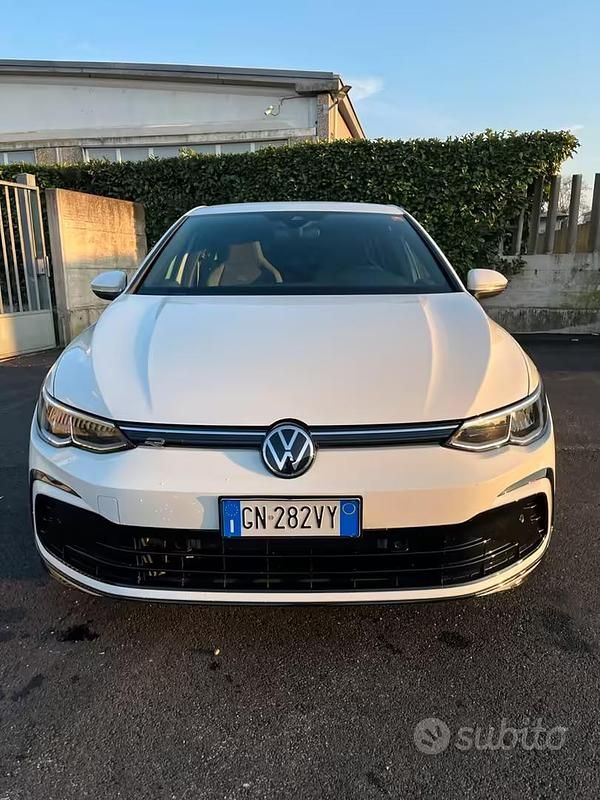 Usata VW Golf VIII R-line 150 CV (110 kW) 2023 Bianco Berlina