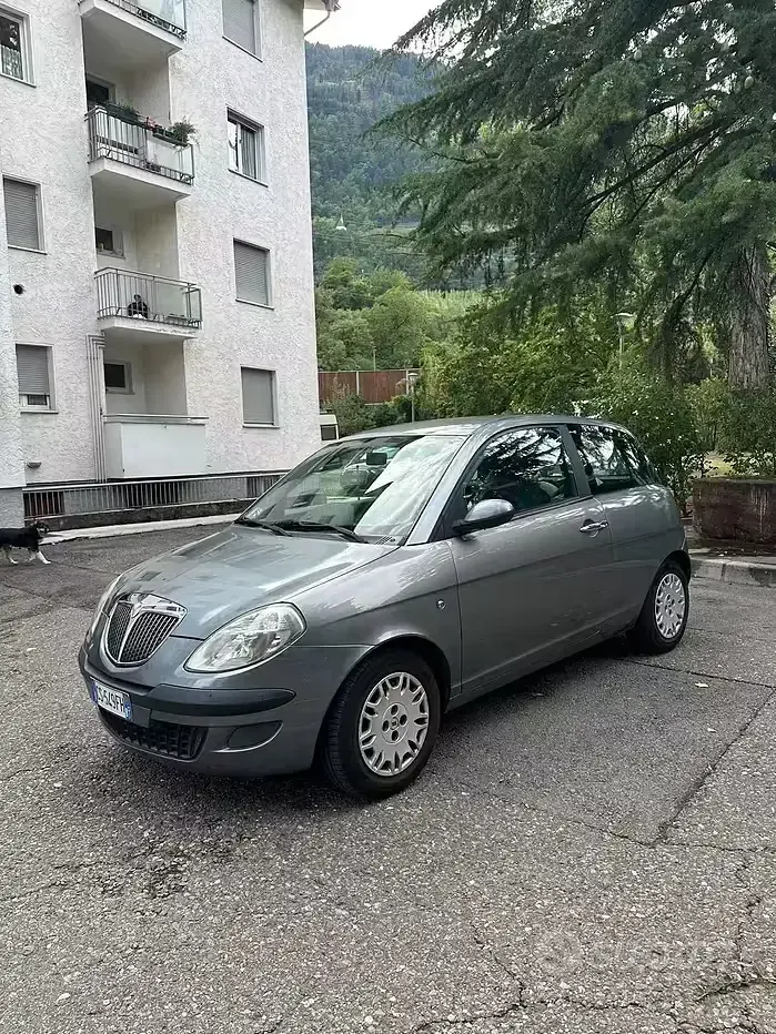 Usata Lancia Ypsilon 95 CV (69 kW) 2004 Grigio Utilitaria