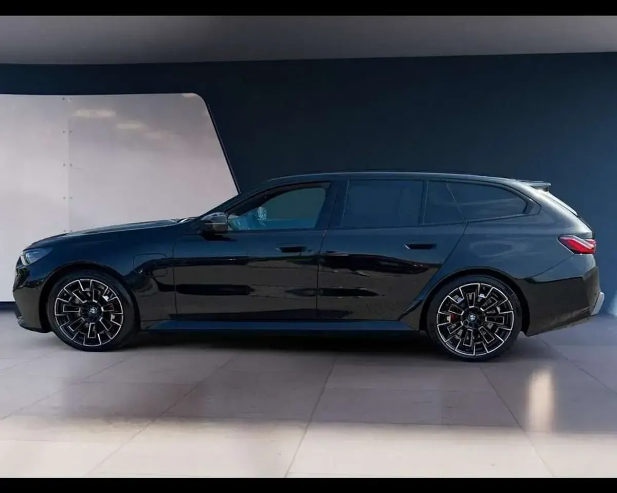 Usata BMW M5 727 CV (534 kW) 2025 Black sapphire metallizzato Station wagon