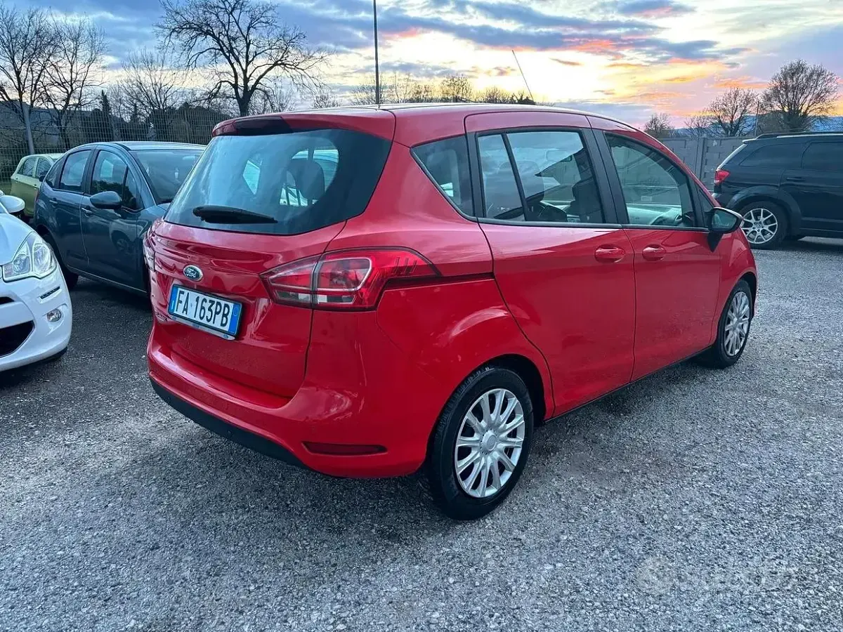 Usado Ford B-MAX 75 CV (55 kW) 2015 Rojo Monovolumen