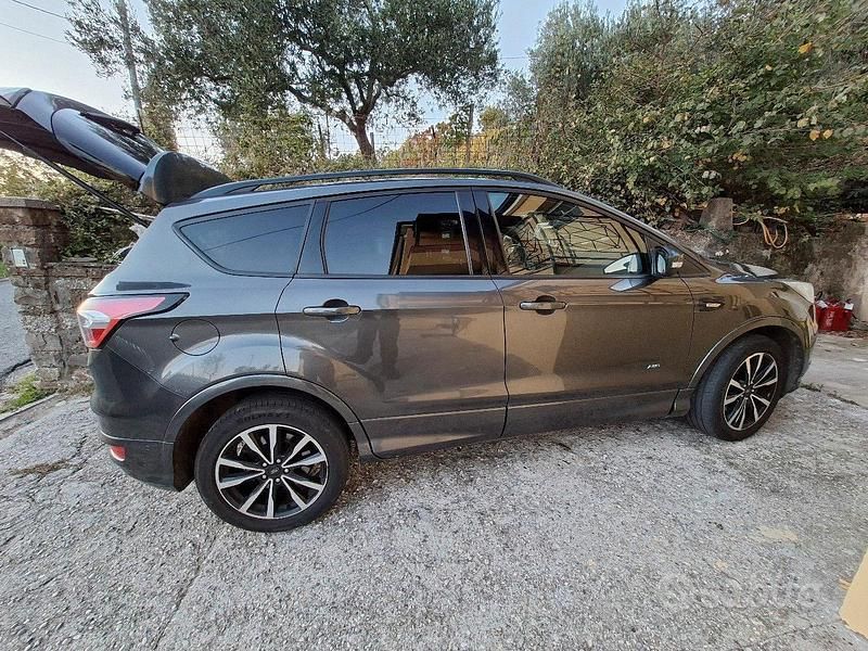 Grigio Usata 2018 Ford Kuga SUV | 9500 € (Ottimo prezzo) - Immagine 1/3