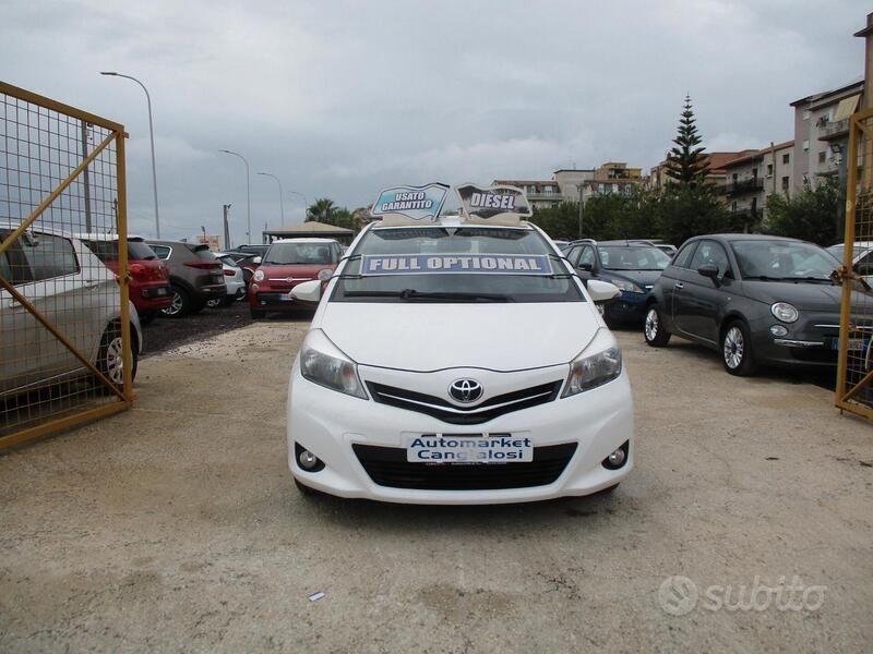 Usata Toyota Yaris Lounge 90 CV (66 kW) 2012 Bianco Berlina