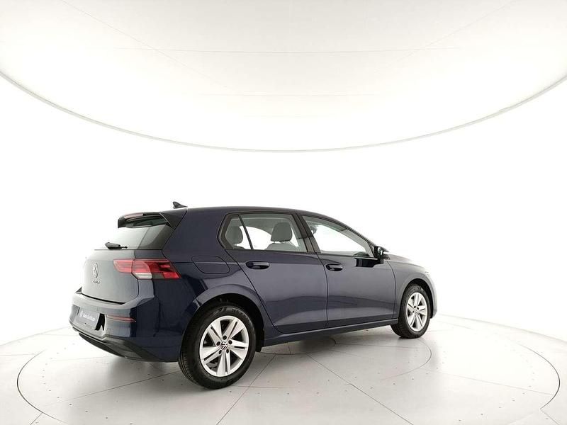 Atlantic blue metallizzato Usata 2022 VW Golf VIII Life Tre volumi | 19.400 € (Buon prezzo) - Immagine 1/4